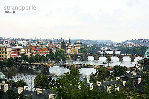 Blick auf die Moldau und die Brücken vom Letná-Hügel  Prag  Tschechische Republik.