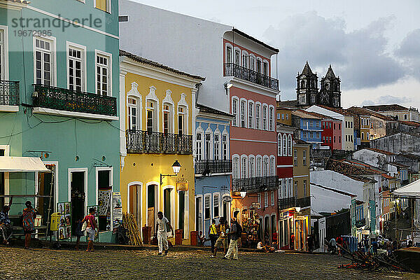 Gepflasterte Straßen und Kolonialarchitektur Largo de Pelourinho  Salvador  Bahia  Brasilien.