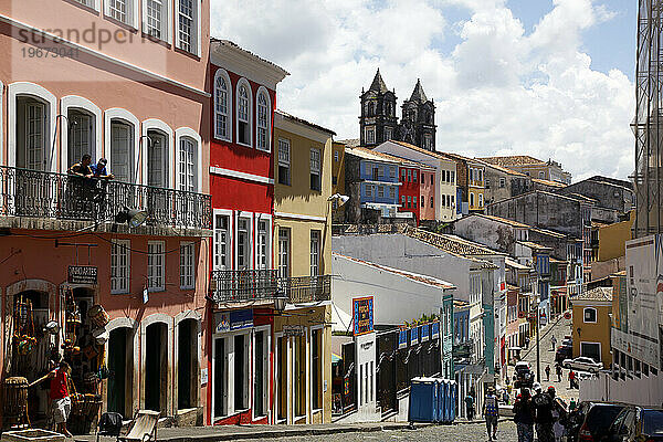 Gepflasterte Straßen und Kolonialarchitektur Largo de Pelourinho  Salvador  Bahia  Brasilien.