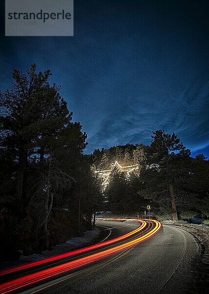 Der Feiertagsstern beleuchtet den Flagstaff Mt in Boulder  CO.