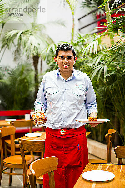 Ein Kellner im Central de Cevicheria  einem Restaurant in Bogota  Kolumbien.