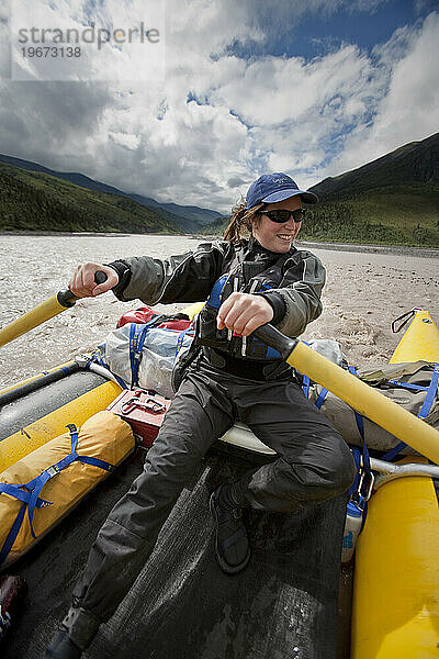 Eine Frau rudert mit einem Floß den Fluss Jacksina hinunter  Wrangell-St. Elias-Nationalpark  Alaska.