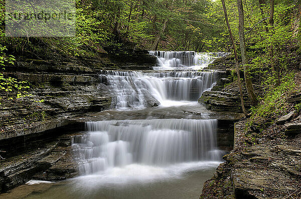 Wasserfall im Buttermilk Falls State Park  New York  USA