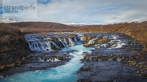 Ein einzigartiger Wasserfall  bekannt als Bruarfoss in Island.