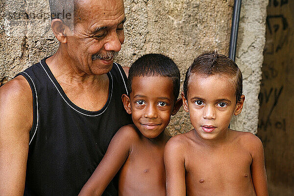 Menschen in der Favela Rocinha  Rio de Janeiro  Brasilien.