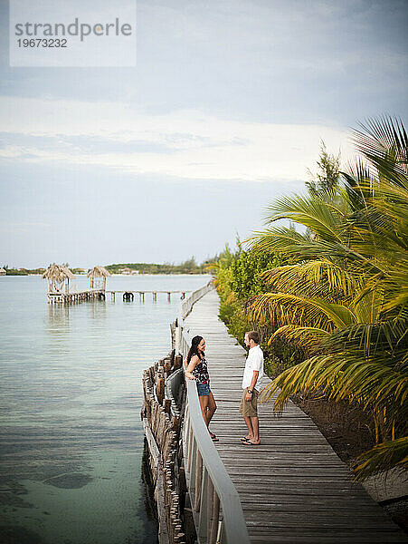 Ein Paar genießt die Promenade an einer kleinen Insel in Belize.