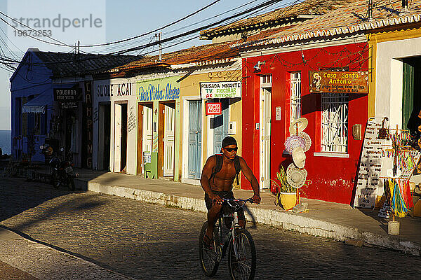 Bunte Häuser im historischen Zentrum von Arraial d'Ajuda  Bahia  Brasilien.