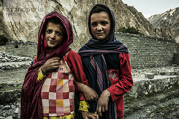 Pakistanische Kinder stehen vor ihrem Haus