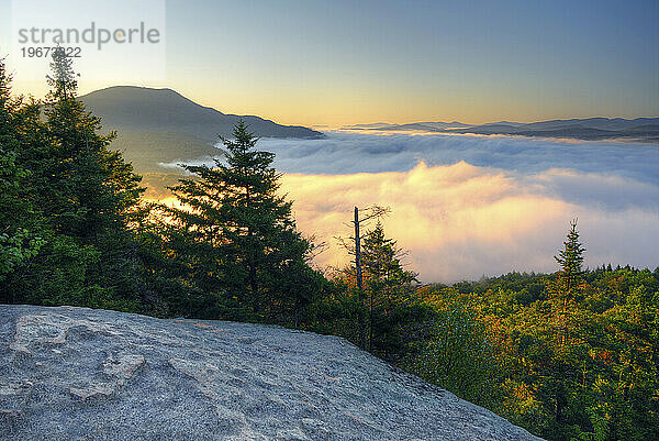 Die Morgendämmerung bricht über Blue Mountain  Adirondack Park  New York  USA