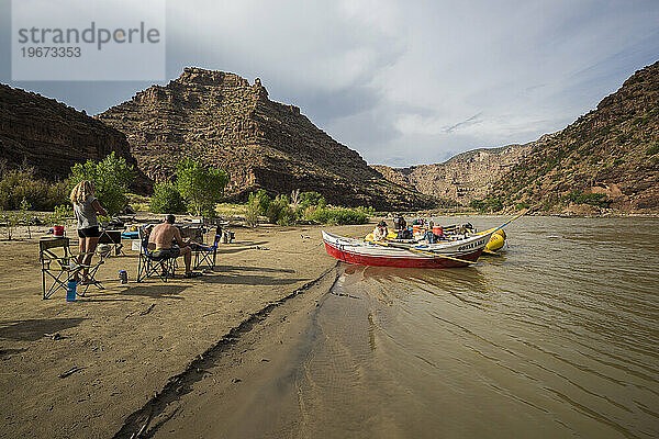 Menschen campen am Ufer des Green River  Utah  USA