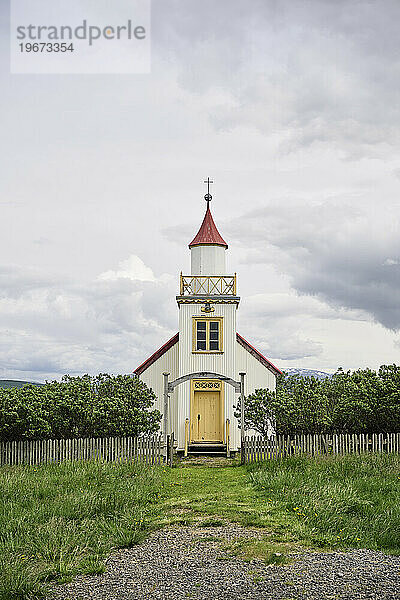 Einsame Kirche im grünen Feld