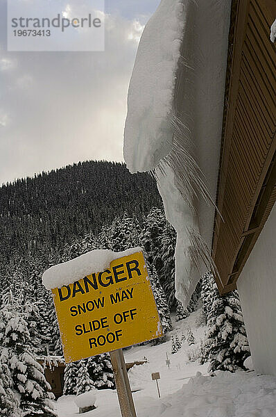 Ein Schild warnt vor Gefahr von oben in Cariboos  Kanada.