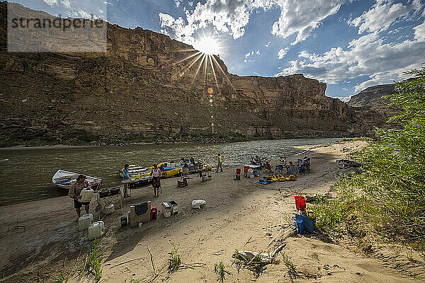 Menschen campen am Flussufer  Utah  USA