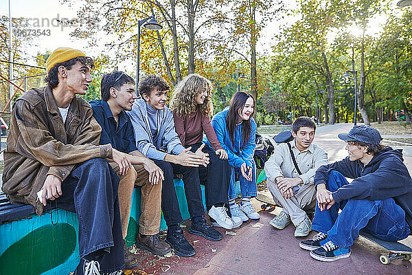 Gruppe von Freunden  die im Park sitzen