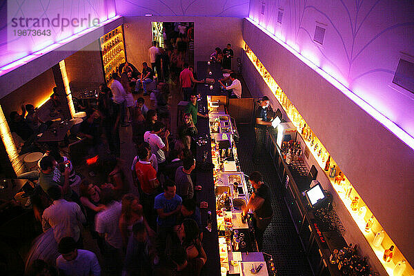 Menschen in der Escape Bar im Viertel Itaim Bibi  Sao Paulo  Brasilien.