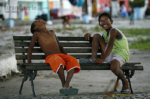 Lächelnde Kinder in Arraial d'Ajuda  Bahia  Brasilien.