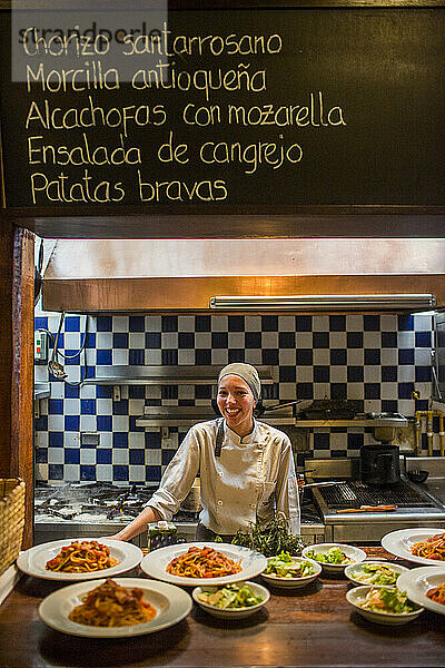 Laura Silva bereitet Essen im Donostia zu  einem Restaurant in Bogota  Kolumbien.