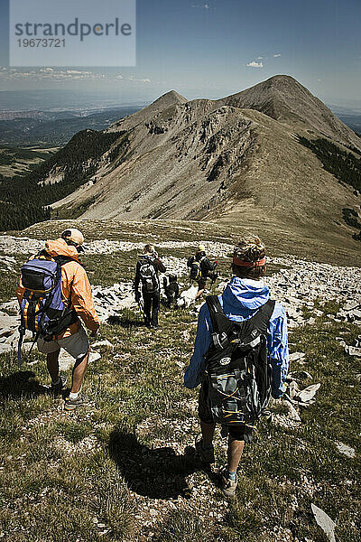 Vier Personen wandern einen Berg hinunter in La Sals  Utah.