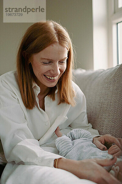 Mutter lächelt ihr neugeborenes Baby liebevoll an  pure Freude