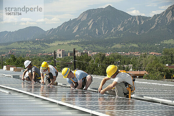 Photovoltaik-Installateure am weltweit ersten solarbetriebenen Fitnessstudio.