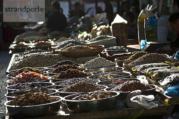 Trockenfrüchte und Nüsse werden auf dem Markt in Dunhuang  Gansu  China verkauft.