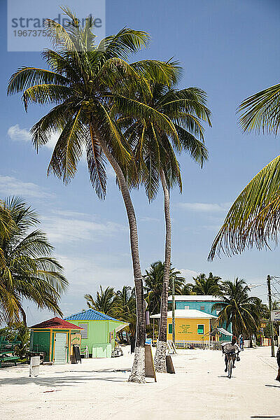 Eine farbenfrohe Strandstadt in Belize.