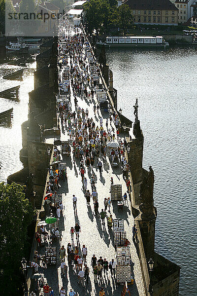 Erhöhter Blick über die Karlsbrücke  Prag  Tschechische Republik.