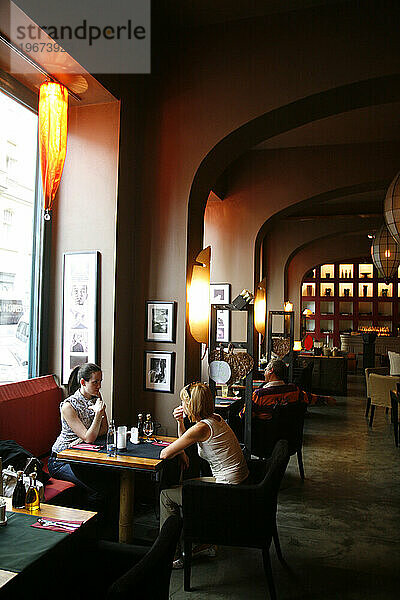 Leute sitzen im No Stress Restaurant auf Dusni 10  Josefov  Prag  Tschechische Republik.