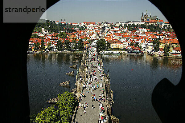 Erhöhter Blick über die Karlsbrücke  Prag  Tschechische Republik.