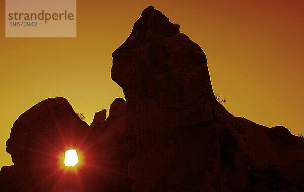 Sonnenuntergang durch einen Felsen in Kappadokien  Türkei.