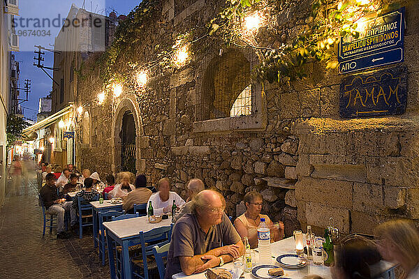 Essen im Freien  Altstadt von Chania  Kreta  Griechenland