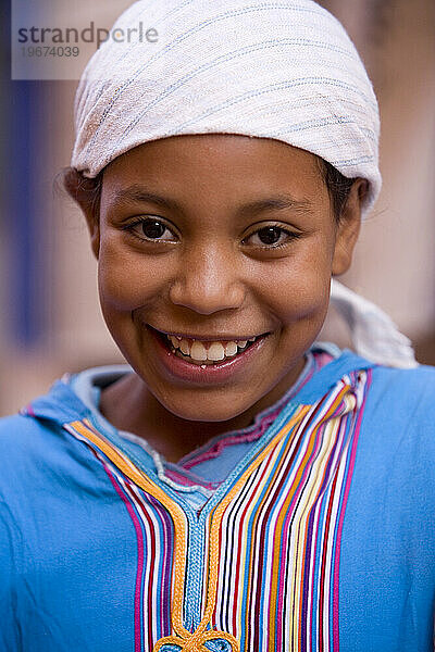 Porträt eines jungen Mädchens in der Taourirt Kasbah (Schlammfestung)  Ouarzazate  Atlasgebirge  Marokko.