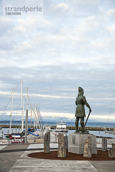 Eine Statue in einem Yachthafen.