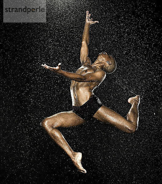 Ein Tänzer  der mit Hilfe eines Trampolins und manchmal Wassers wunderschöne  körperkontrollierte Sprünge ausführt.