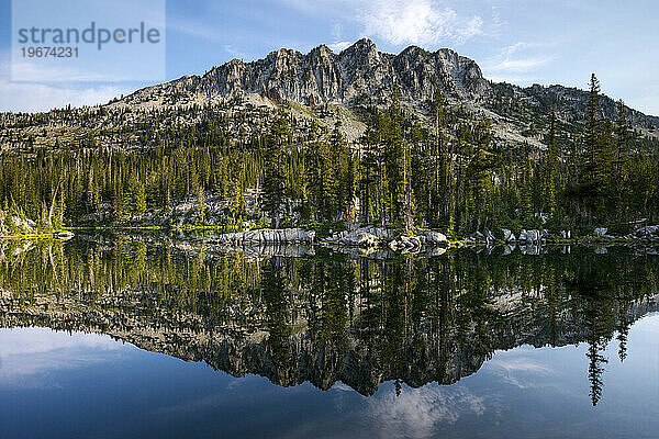 Berge spiegeln sich im Douglas Lake in der Eagle Cap Wilderness im Nordosten Oregons.