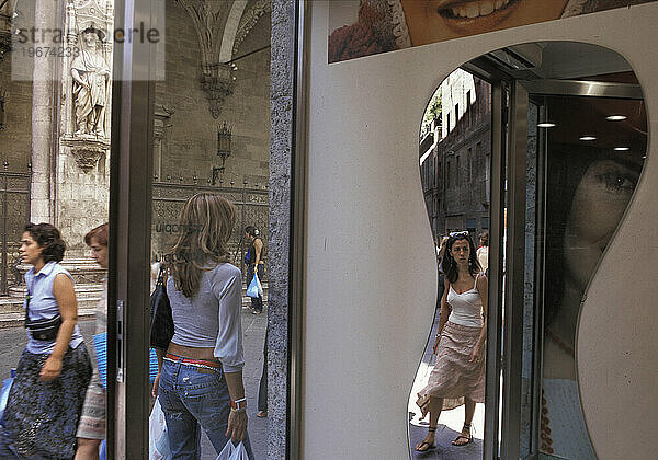 Belle Epoque: Schöne Frauen beim Einkaufen in Siena