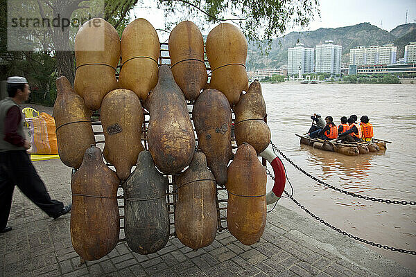 Traditionelles Floß aus Ziegenfellen auf dem Gelben Fluss in Lanzhou  Gansu  China.