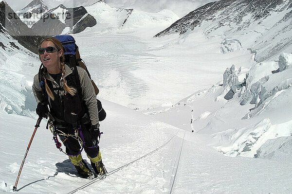 Frau besteigt den Everest