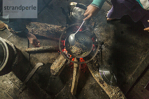 Menschen kochen am Lagerfeuer  Myanmar  Shan  Myanmar