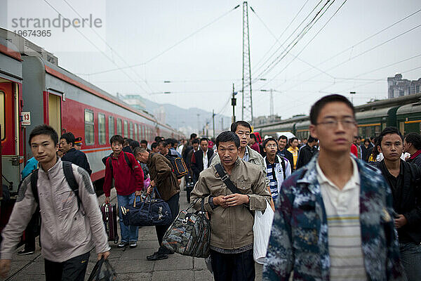 Belebter Bahnsteig am Bahnhof in Lanzhou  Provinz Gansu  China.