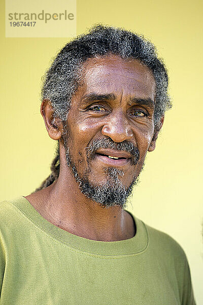 Ein Porträt eines Rastafari-Mannes auf der Karibikinsel Dominica.