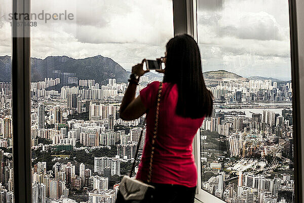 Tourist fotografiert die Skyline von Hongkong