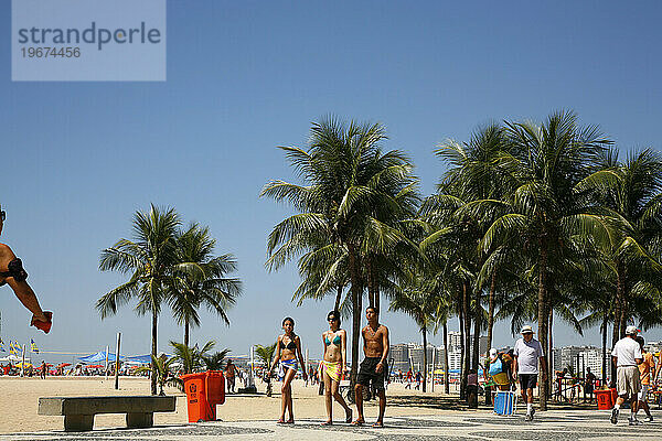 Menschen  die an der Strandpromenade von Copacabana  Rio de Janeiro  Brasilien  spazieren gehen.