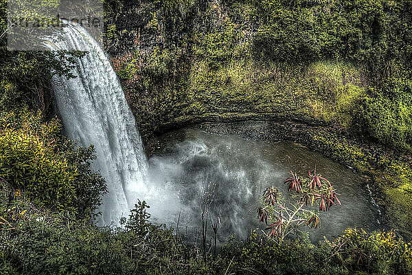 Wasserfall fällt in einen Pool