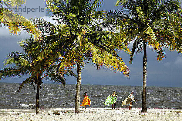 Strand von Taperapua  wenige Kilometer nördlich von Porto Seguro  Bahia  Brasilien