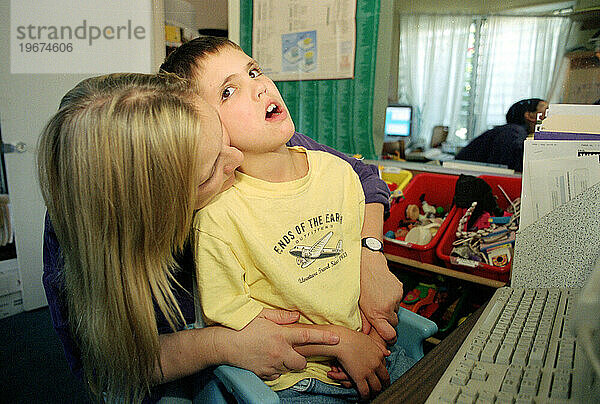 Autistisches Kind mit Computer