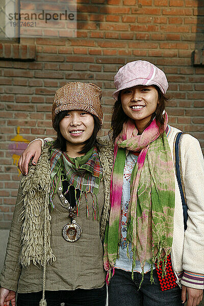 Chinesische Frauen im Kunstviertel von Peking
