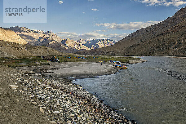 Menschen  die in der Nähe des Flusses Zanskar campen  rund um Pidmo unterhalb von Zangla  Region Ladakh  Jammu und Kaschmir  Indien