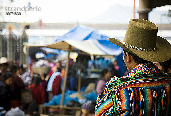 Ein Mann mit Cowboyhut blickt auf einen Markt in Nahuala  Guatemala.