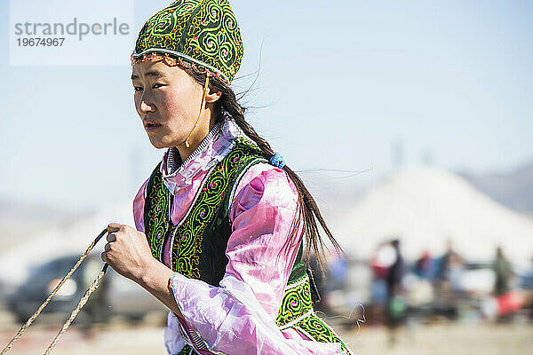 Nomadische Frau in traditioneller Kleidung  Golden Eagle Festival  Olgiy  Bayan-Olgiy  Mongolei